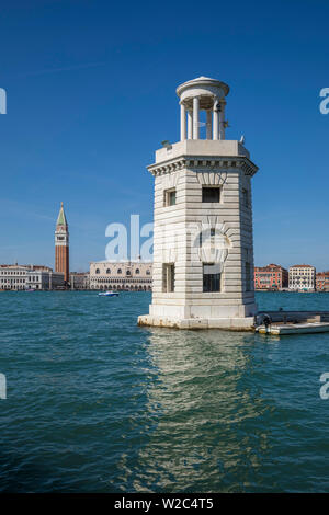 Faro di San Giorgio Maggiore (Campanile & Piazza San Marco/Piazza San Marco in background) Venezia, Italia Foto Stock