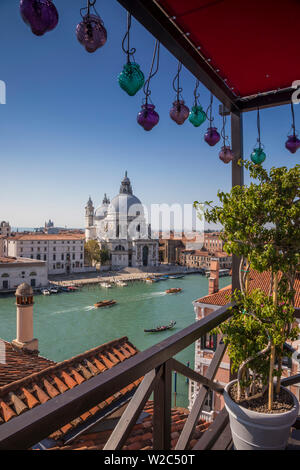 Basilica di Santa Maria della Salute dal Palazzo Bauer Hotel, Grand Canal, Venezia, Italia Foto Stock