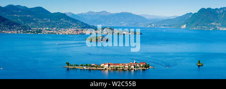 Vista in elevazione oltre l'idilliaco isola dei Pescatori (di pescatori di isole), Isole Borromee, Lago Maggiore, Piemonte, Italia Foto Stock