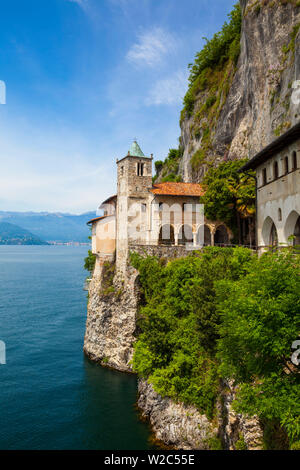 Pittoresca Santa Caterina del Sasso Eremo, Lago Maggiore, Piemonte, Italia Foto Stock