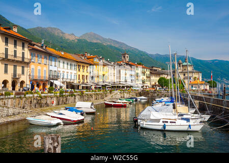 Cannobio pittoresco harbourside, Cannobio sul Lago Maggiore, Piemonte, Italia Foto Stock