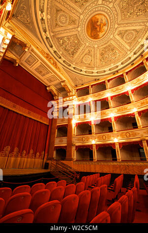 Interno del Teatro di Noto (Teatro Comunale Vittorio Emanuele) in piazza XVI Maggio, Noto, Sicilia, Italia Foto Stock