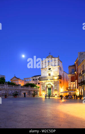 Il ristorante e la chiesa abbaziale di Santa Lucia, Ortigia, Siracusa, Sicilia, Italia Foto Stock