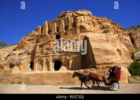 Carro trainato da cavalli di fronte alla tomba di obelisco e Bab el-Siq triclinio, Petra, Giordania, Medio Oriente Foto Stock