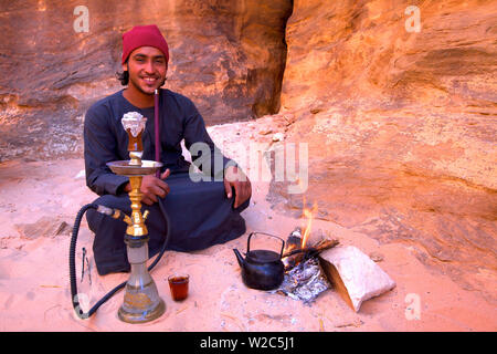 Beduino con Shisha, Wadi Rum, Giordania, Medio Oriente (MR) Foto Stock