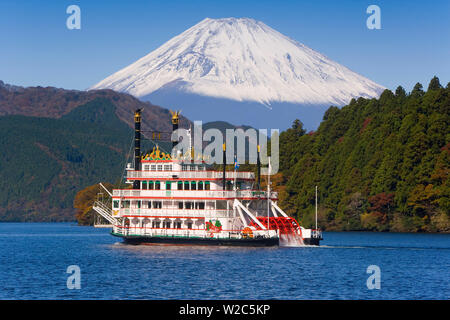 Giappone, Central Honshu (Chubu), Fuji-Hakone-Izu National Park, Hakone, turistico imbarcazione da diporto nella parte anteriore del Monte Fuji (3776m) Snow capped e vista sul lago Ashino-ko Foto Stock