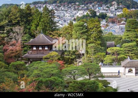 Giappone, Kyoto, Ginkakuji Temple - un sito del Patrimonio Mondiale, vista del Padiglione di Argento e la città di Kyoto Foto Stock
