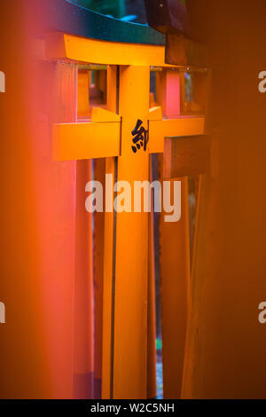 Giappone, Kyoto Fushimi Inari Shrine, vermiglio torii gates, Donati e inscritta da imprese e singoli Foto Stock