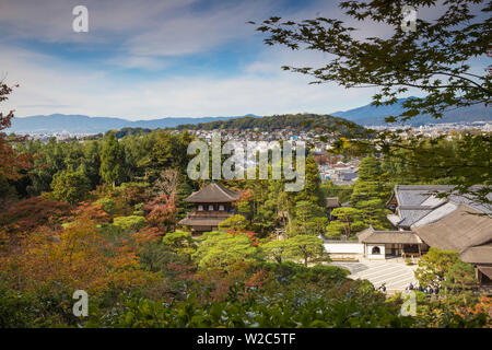 Giappone, Kyoto, Ginkakuji Temple - un sito del Patrimonio Mondiale, vista del Padiglione di Argento e la città di Kyoto Foto Stock