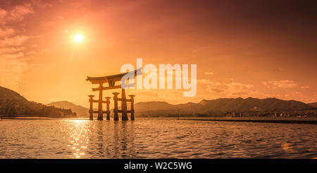 Giappone, Hiroshima, l'isola di Miyajima, la Rossa Porta Torii di Sacrario di Itsukushima-jinja sacrario scintoista Foto Stock