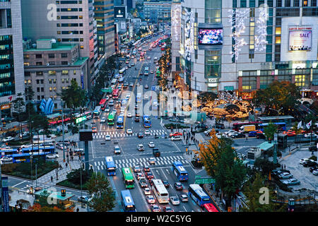 Occupato di Namdaemun-ro al crepuscolo in Myeong-dong, a Myeongdong, Seoul, Corea del Sud Foto Stock