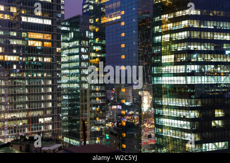 Occupato di Namdaemun-ro al crepuscolo in Myeong-dong, a Myeongdong, Seoul, Corea del Sud Foto Stock