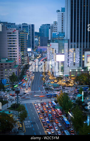 Occupato di Namdaemun-ro al crepuscolo in Myeong-dong, a Myeongdong, Seoul, Corea del Sud Foto Stock