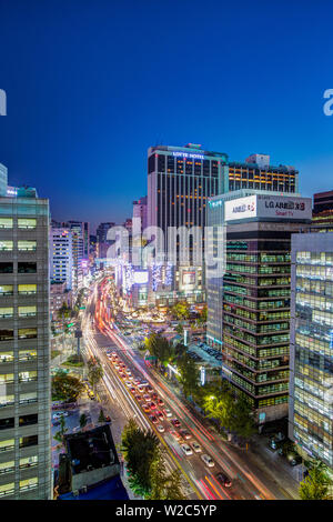 Occupato di Namdaemun-ro al crepuscolo in Myeong-dong, a Myeongdong, Seoul, Corea del Sud Foto Stock