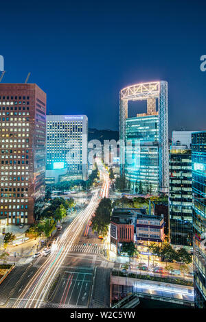 Occupato di Namdaemun-ro al crepuscolo in Myeong-dong, a Myeongdong, Seoul, Corea del Sud Foto Stock