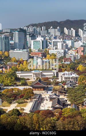 Vista in elevazione su Palazzo Deoksugung, Gwanghwamun, Seoul, Corea del Sud Foto Stock
