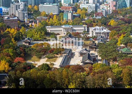 Vista in elevazione su Palazzo Deoksugung, Gwanghwamun, Seoul, Corea del Sud Foto Stock
