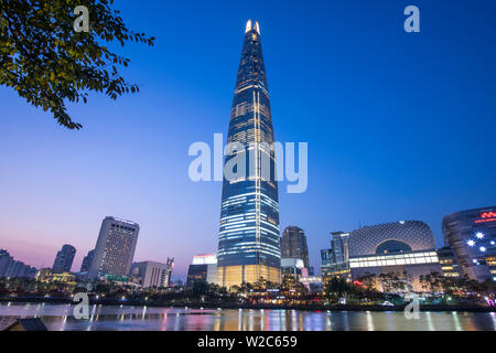 Lotte torre (555m supertall grattacielo, quinto edificio più alto in tutto il mondo quando completato nel 2016), Seul, Corea del Sud Foto Stock