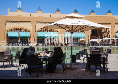 Il Kuwait Kuwait City, Fahaheel, donne mangiare all'aperto presso El Kout Shopping Centre Foto Stock