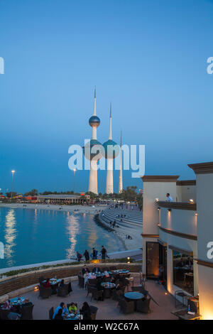 Il Kuwait Kuwait City, Sharq, persone mangiare fuori al ristorante vicino a Kuwait Towers sul Golfo Arabico Street Foto Stock