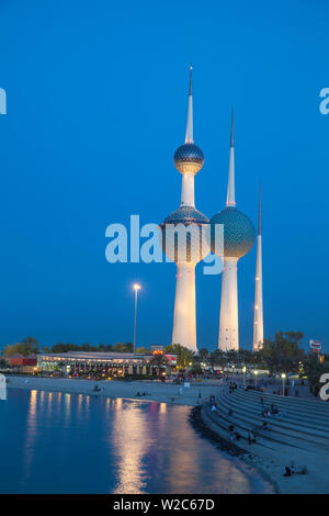 Il Kuwait Kuwait City, Sharq, Kuwait Towers sul Golfo Arabico Street Foto Stock