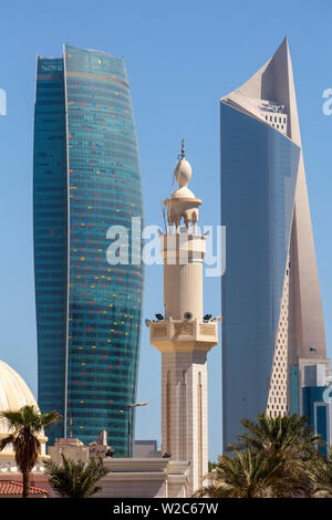 Il Kuwait Kuwait City, centro città sulla destra è El Hamra edificio, un buisness e lussuoso centro commerciale Foto Stock