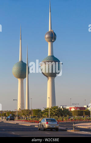 Il Kuwait Kuwait City, Sharq, Kuwait Towers sul Golfo Arabico Street Foto Stock