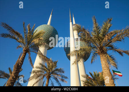 Il Kuwait Kuwait City, Sharq, Kuwait Towers sul Golfo Arabico Street Foto Stock