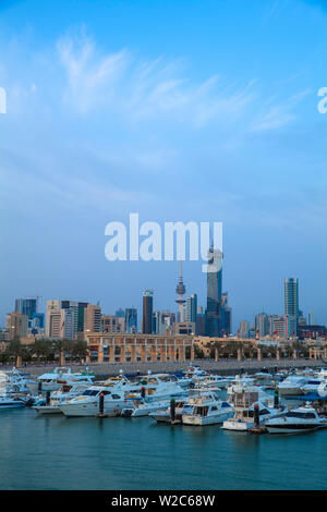 Il Kuwait Kuwait City, Città vista dal Souk Shark Shopping Centre e Marina Foto Stock