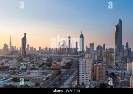 Il Kuwait Kuwait City, vista in elevazione del moderno skyline della città e il quartiere centrale degli affari Foto Stock