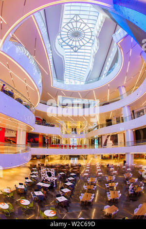 Il Kuwait Kuwait City, Al Hamra Tower, completata nel 2011 include un lussuoso centro commerciale e d'affari Foto Stock