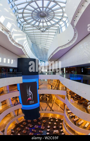 Il Kuwait Kuwait City, Al Hamra Tower, completata nel 2011 include un lussuoso centro commerciale e d'affari Foto Stock