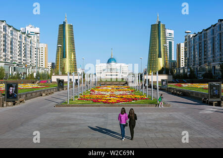 In Asia centrale, Kazakistan, Astana, il Palazzo Presidenziale e il twin golden conica centri commerciali Foto Stock