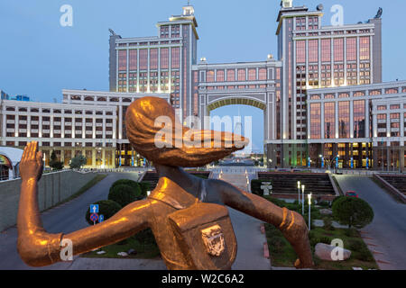 In Asia centrale, Kazakistan, Astana, Nurzhol Bulvar, KazMunaiGas edificio e Khan Shatyr center Foto Stock