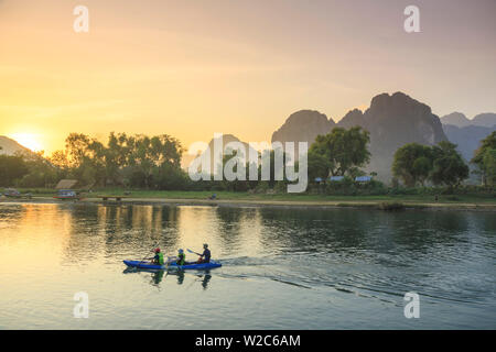 Laos, Vang Vieng. Nam Song River e il paesaggio carsico Foto Stock