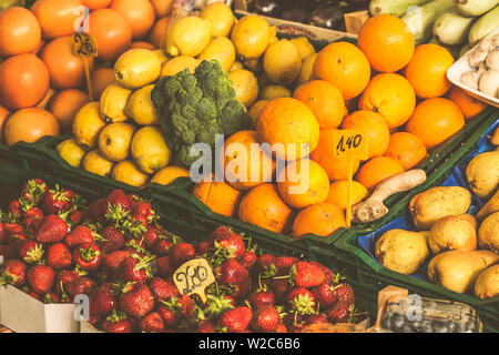 Frutta e verdura in scatole vengono vendute sul mercato europeo. Foto Stock