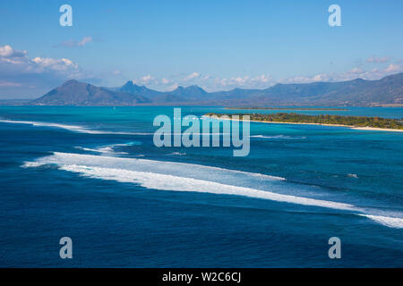 Le Morne Brabant penisola e Tamarin in background, Black River (Riviere Noire), costa Ovest, Maurizio Foto Stock