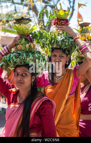 Le donne facendo offerte nel corso di una cerimonia Indù in un tempio indù, Beau Champ, Flacq, East Coast, Mauritius Foto Stock