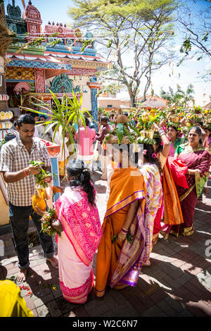 Le donne facendo offerte nel corso di una cerimonia Indù in un tempio indù, Beau Champ, Flacq, East Coast, Mauritius Foto Stock