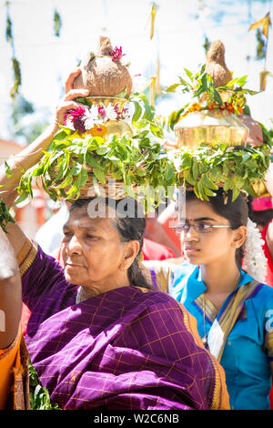 Le donne facendo offerte nel corso di una cerimonia Indù in un tempio indù, Beau Champ, Flacq, East Coast, Mauritius Foto Stock