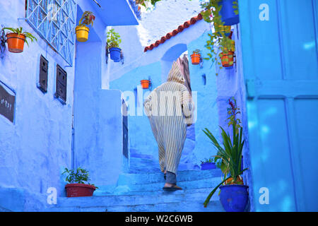 Uomo in accappatoio, Chefchaouen, Marocco, Africa del Nord Foto Stock
