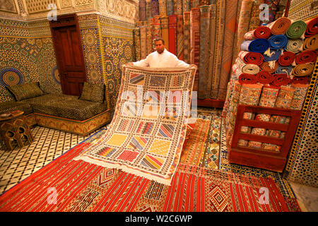 Negozio di tappeti, Fez, in Marocco, Africa del Nord Foto Stock