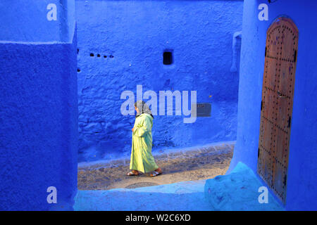 Donna in abiti tradizionali, Chefchaouen, Marocco, Africa del Nord Foto Stock