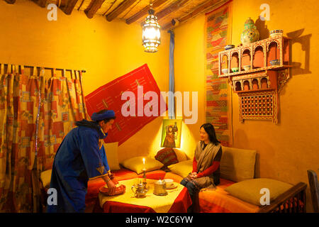 Berber l uomo in costume berbero serve un tagine, Merzouga, Marocco, Africa del Nord (MR) Foto Stock