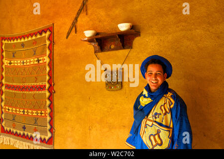 Berber l uomo in costume berbero, Merzouga, Marocco, Africa del Nord (MR) Foto Stock