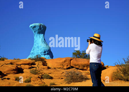 Turistica prendendo fotografie di sassi dipinti dall artista belga Jean Verame, Tafraoute, Marocco, Africa del Nord (MR) Foto Stock