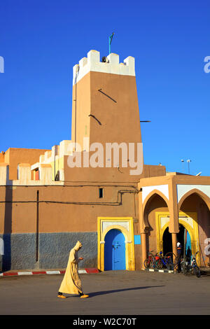 Scena urbana, Tiznit, mura della città vecchia, Tiznit, Marocco, Africa del Nord Foto Stock