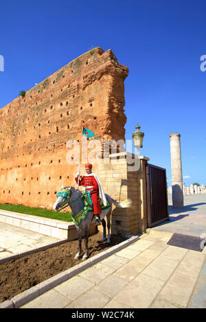 Montato Royal Guard al Mausoleo di Mohammed V, Rabat, Marocco, Africa del Nord Foto Stock