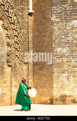 Musicista fuori Bab Zaer, il cancello principale, Chellah, Rabat, Marocco, Africa del Nord Foto Stock