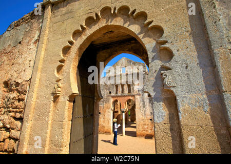 Turistico a Arco Trionfale e Moschea, presso le rovine della città romana di Chellah, Rabat, Marocco, Africa del Nord Foto Stock